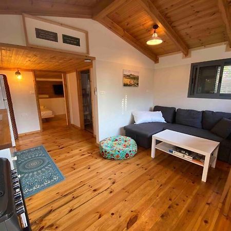 Bit Cabin Near The Airport Kfar Daniel Exterior foto